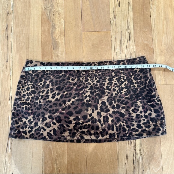 Abercrombie & Fitch Mid Rise Denim Mini Skort in Leopard Print - Picture 10 of 12